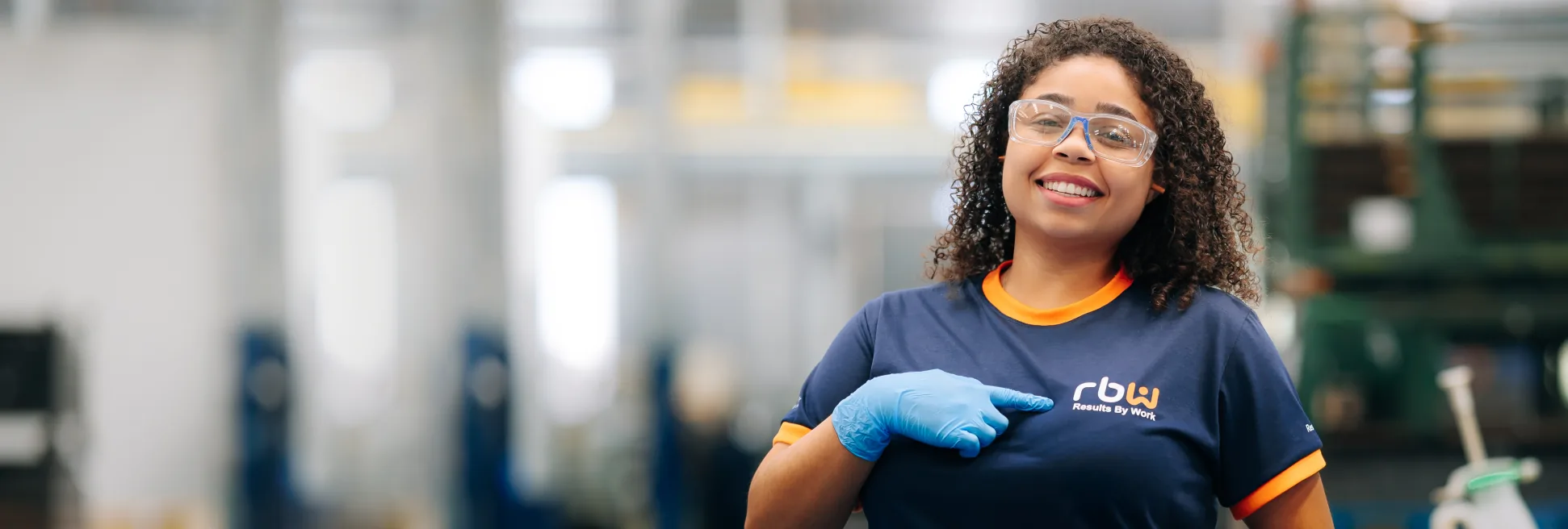 Colaboradora da RBW Grupo em operação de controle de qualidade industrial